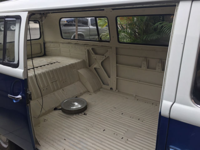 1972 Blue Volkswagen Bus/Vanagon