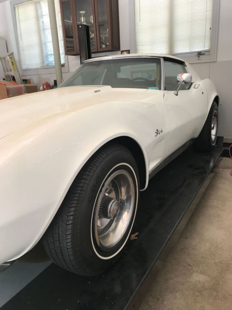 1973 White Chevrolet Corvette Coupe