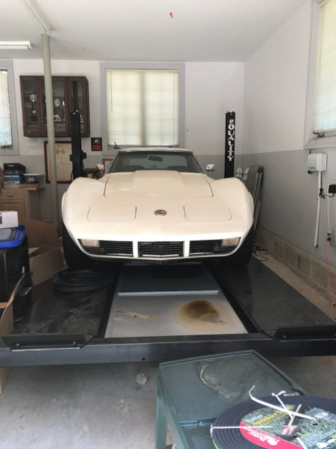 1973 White Chevrolet Corvette Coupe