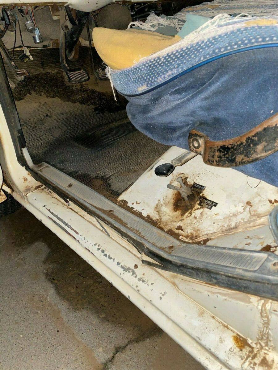 1973 White Ford F-250