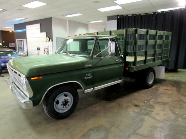 1973 Green Ford F-350 Flatbed Truck