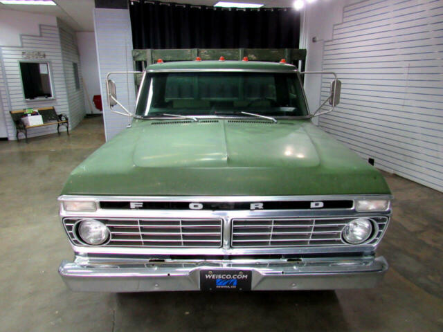 1973 Green Ford F-350 Flatbed Truck