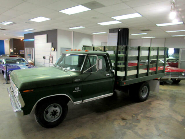 1973 Green Ford F-350 Flatbed Truck