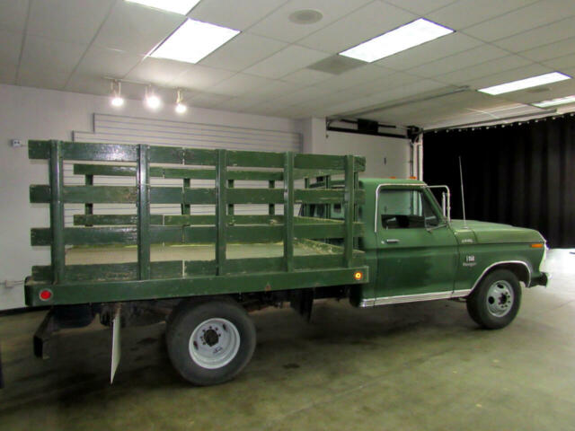 1973 Green Ford F-350 Flatbed Truck