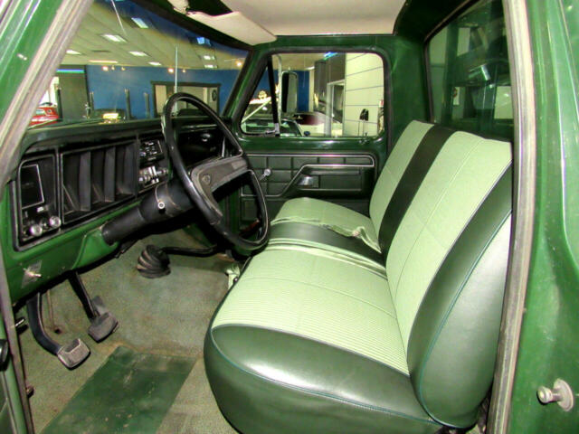 1973 Green Ford F-350 Flatbed Truck