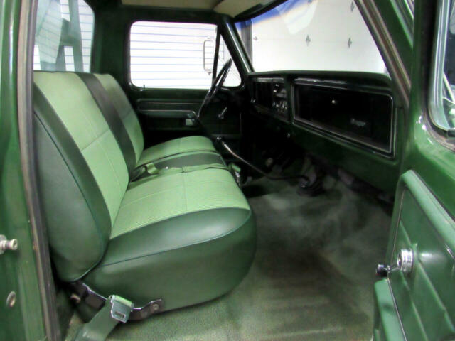 1973 Green Ford F-350 Flatbed Truck