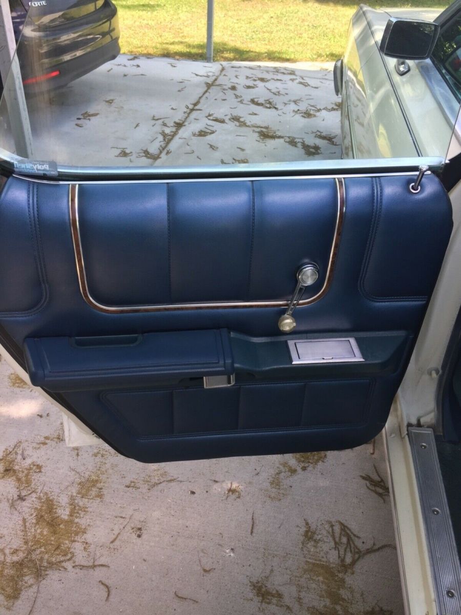 1973 White Ford LTD Sedan