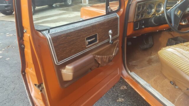 1976 Orange/White Chevrolet Suburban SUV