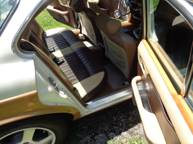 1973 White & Tan Jaguar XJ6 Sedan