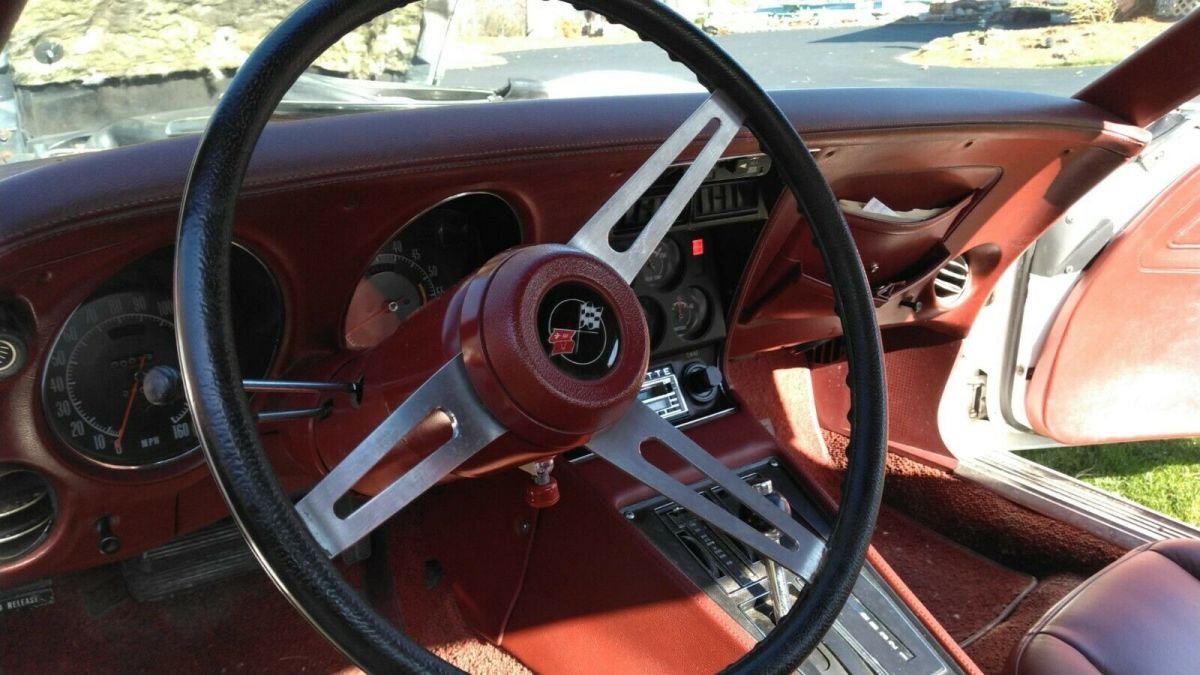 1973 White Chevrolet Corvette Coupe