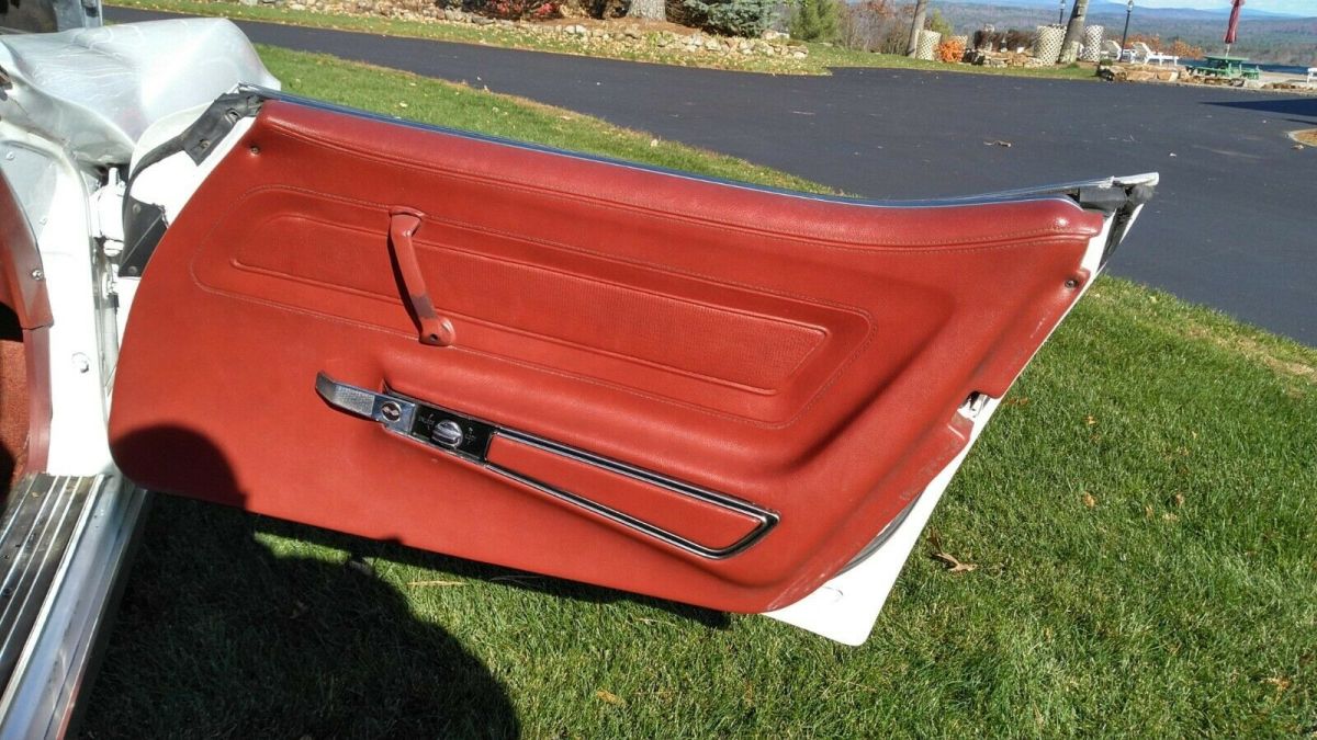 1973 White Chevrolet Corvette Coupe