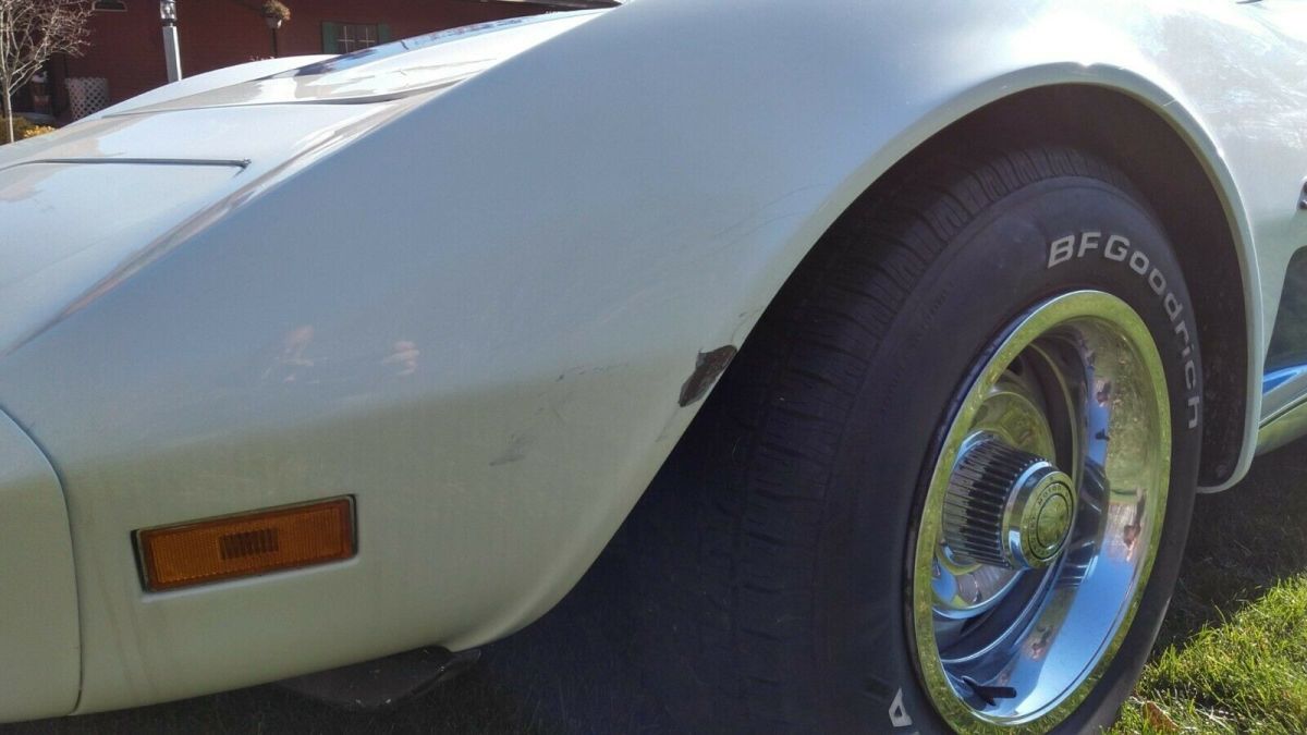 1973 White Chevrolet Corvette Coupe