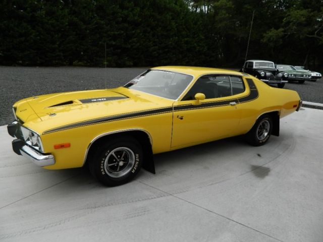 1973 FY1 Yellow Plymouth Road Runner 2dr