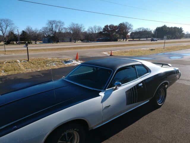 1974 White Dodge Charger 2dr hardtop