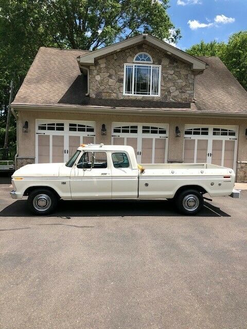 1974 White Ford F-250