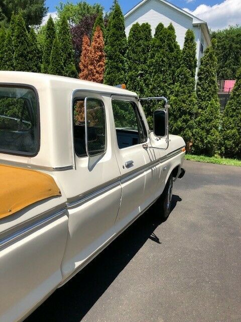 1974 White Ford F-250