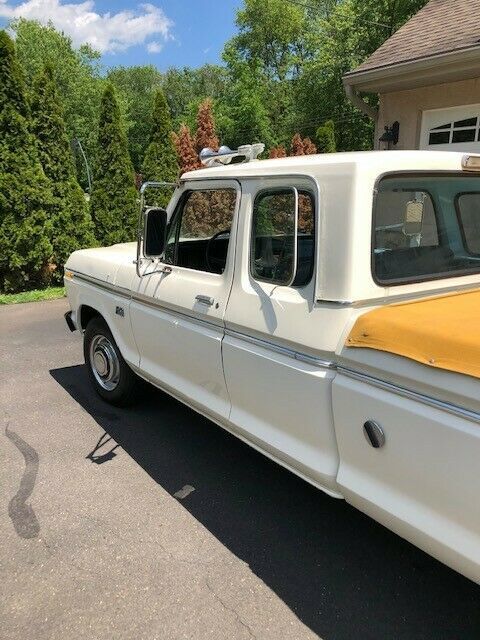 1974 White Ford F-250