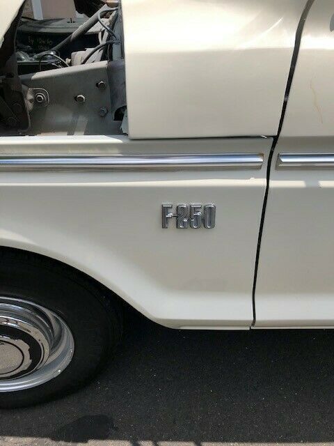 1974 White Ford F-250