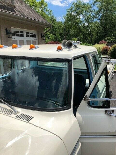 1974 White Ford F-250