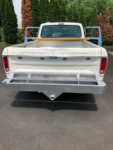 1974 White Ford F-250