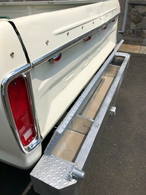 1974 White Ford F-250