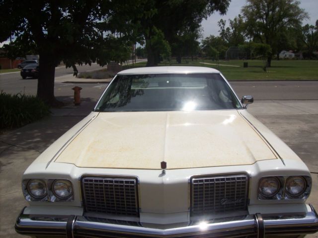 1974 White Oldsmobile Ninety-Eight Sedan