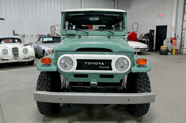 1974 Green Toyota FJ 40 SUV