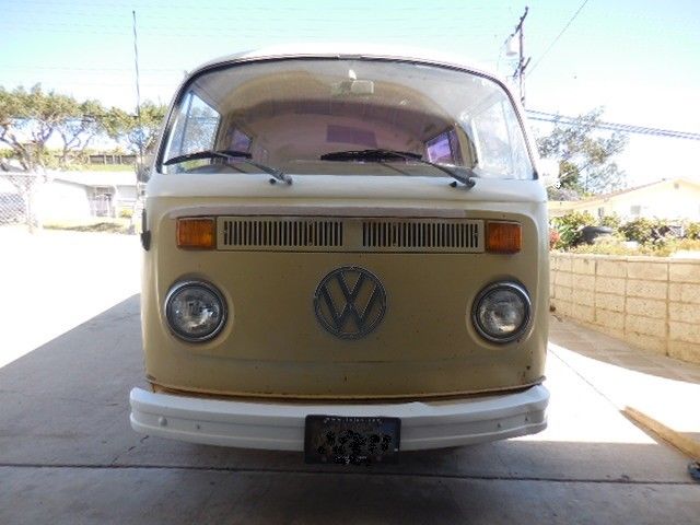 1974 Two-tone Volkswagen Bus/Vanagon Van