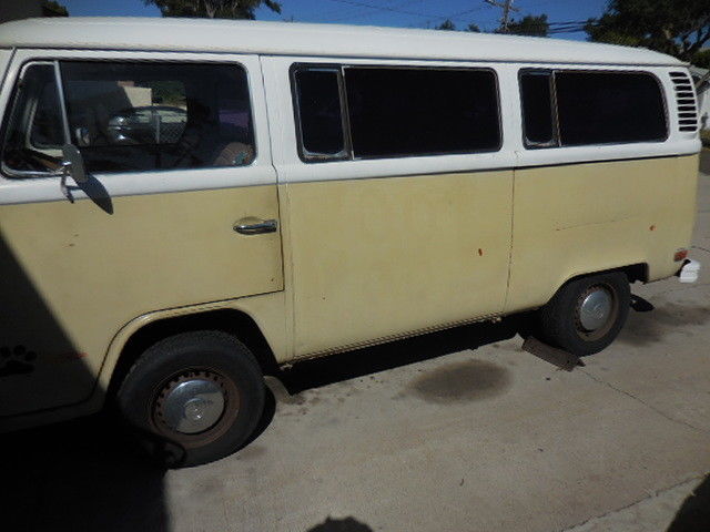 1974 Two-tone Volkswagen Bus/Vanagon Van