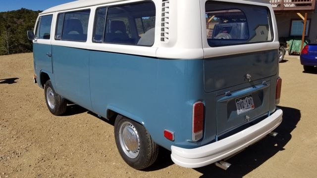 1974 Blue Volkswagen Bus/Vanagon bus