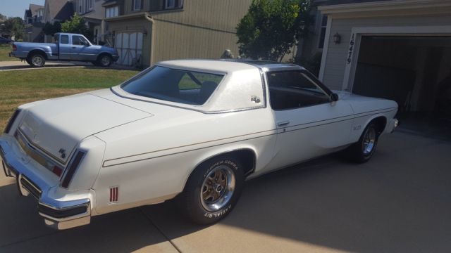 1975 White Oldsmobile 442