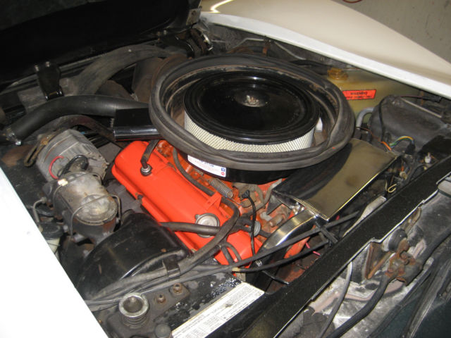 1975 White Chevrolet Corvette Coupe