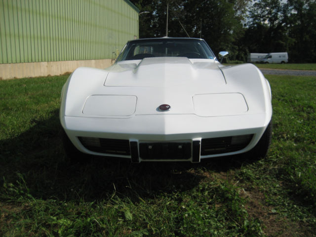 1975 White Chevrolet Corvette Coupe