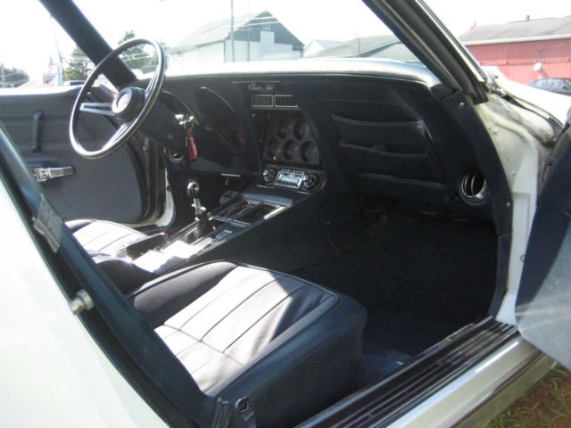 1975 White Chevrolet Corvette Coupe