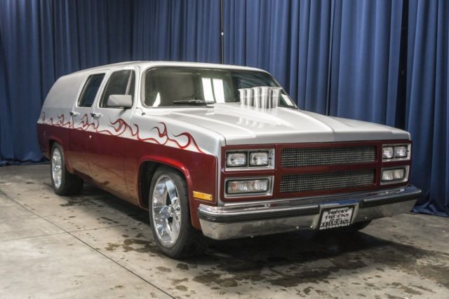 1975 Red Chevrolet Suburban --