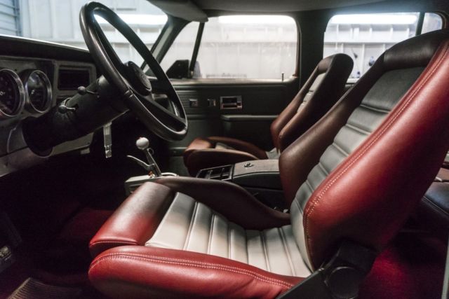 1975 Red Chevrolet Suburban --