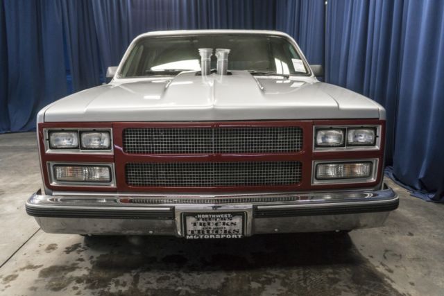 1975 Red Chevrolet Suburban --