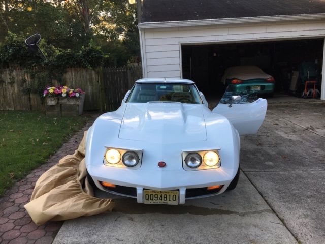1975 White Chevrolet Corvette