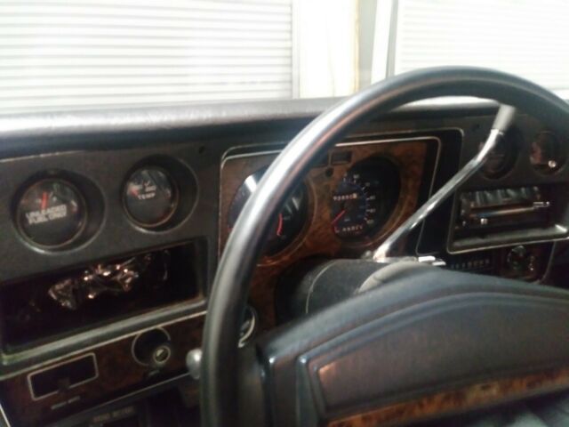 1975 White Chevrolet El Camino 2 door pick up