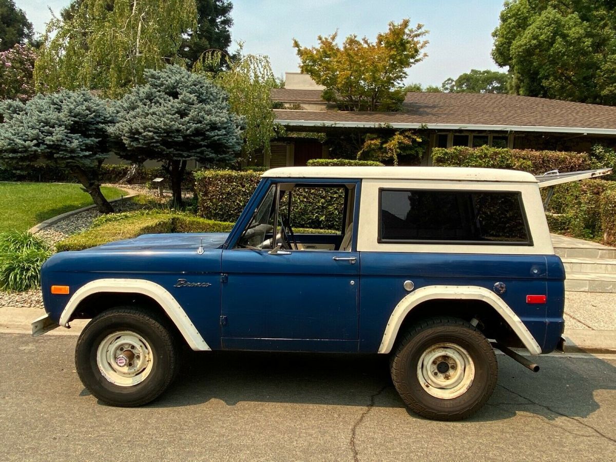 1975 Blue Ford Bronco SUV