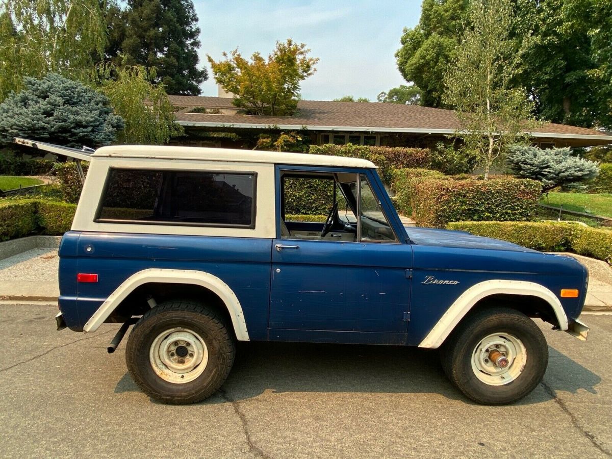 1975 Blue Ford Bronco SUV