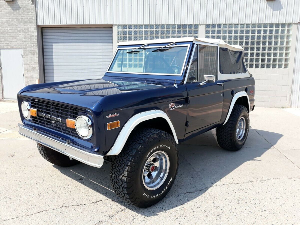 1975 Blue Ford Bronco SUV