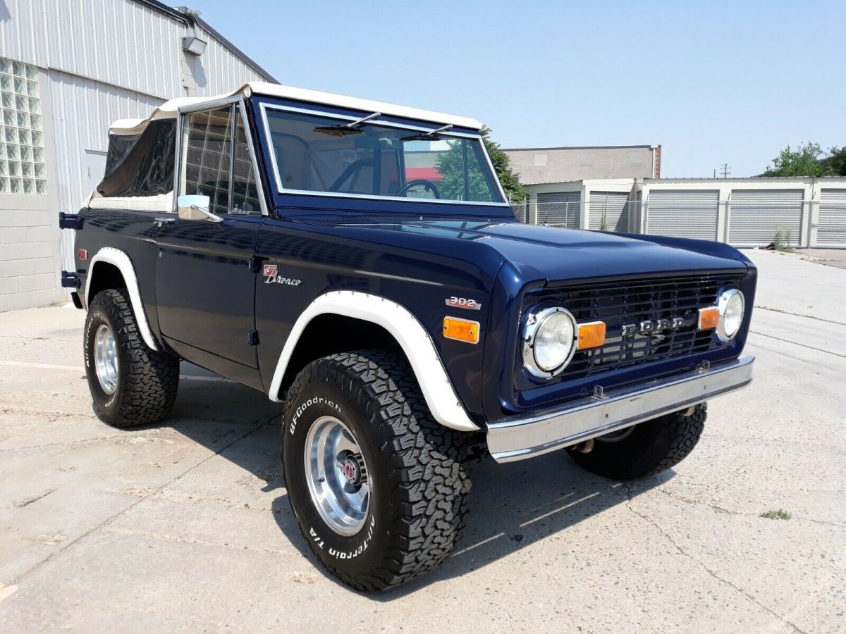 1975 Blue Ford Bronco SUV