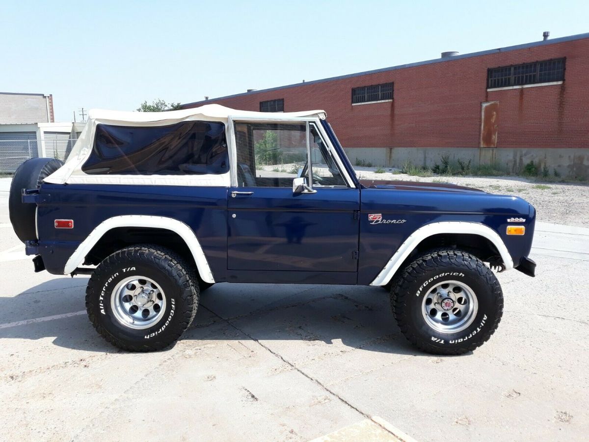 1975 Blue Ford Bronco SUV