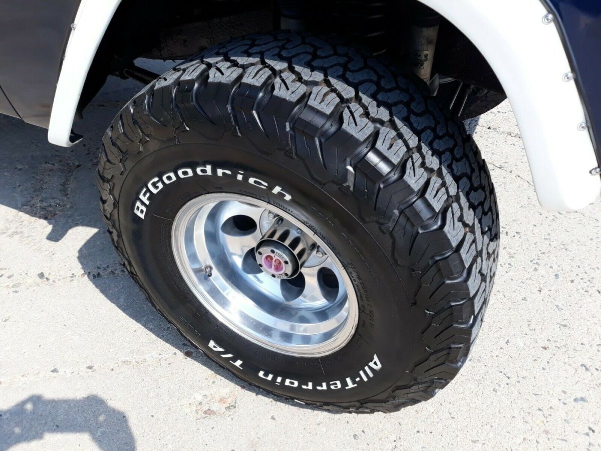 1975 Blue Ford Bronco SUV