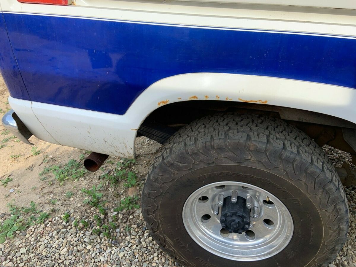 1975 White Ford E-Series Van Extended Passenger Van