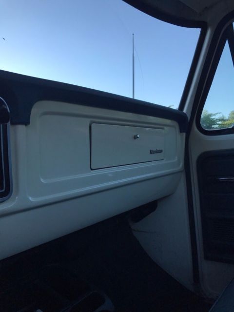 1975 White Ford F-100