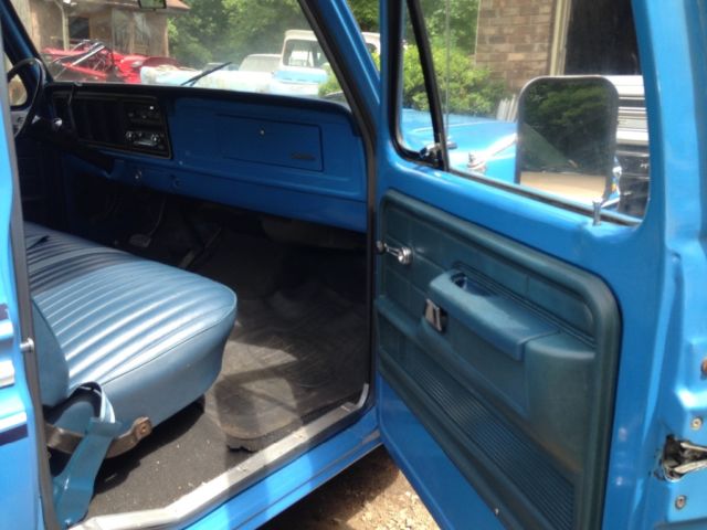 1975 Blue Ford F-100 Cab & Chassis
