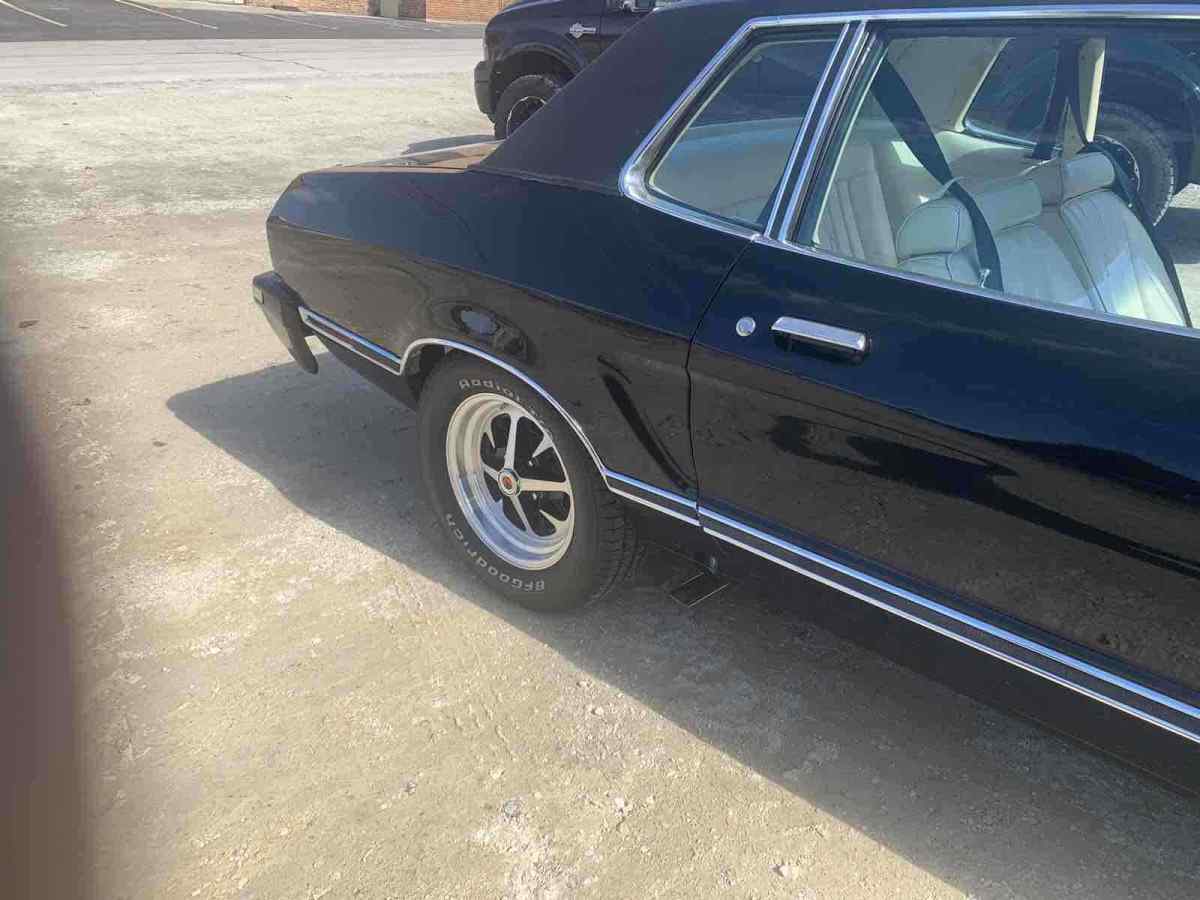 1975 Black Ford Mustang