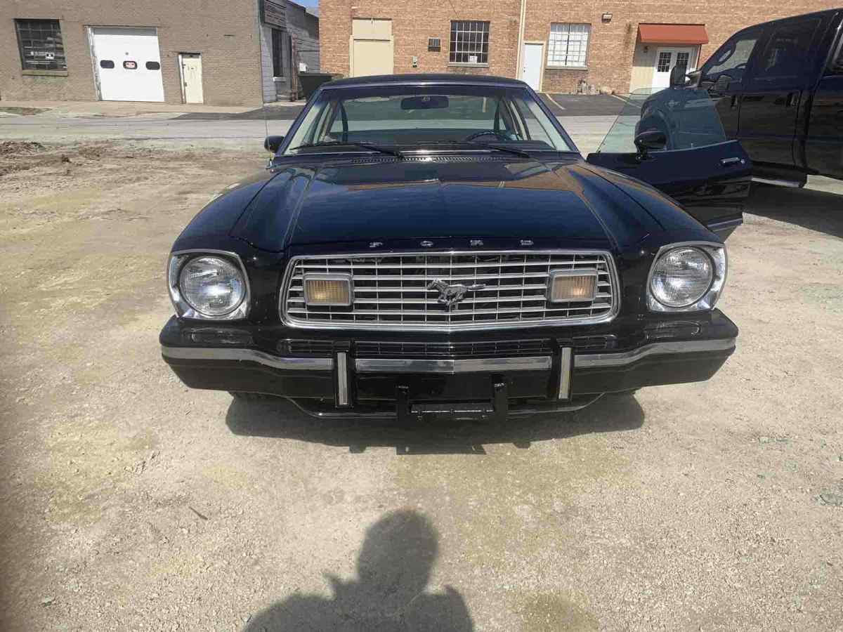 1975 Black Ford Mustang